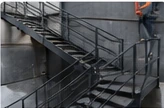 Vista referencial de una escalera metálica